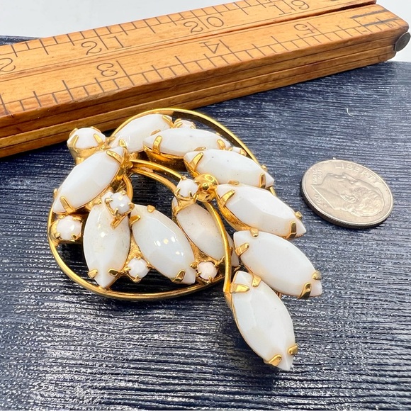 Vintage gold tone white milk glass rhinestone brooch pin wreath - Picture 2 of 7